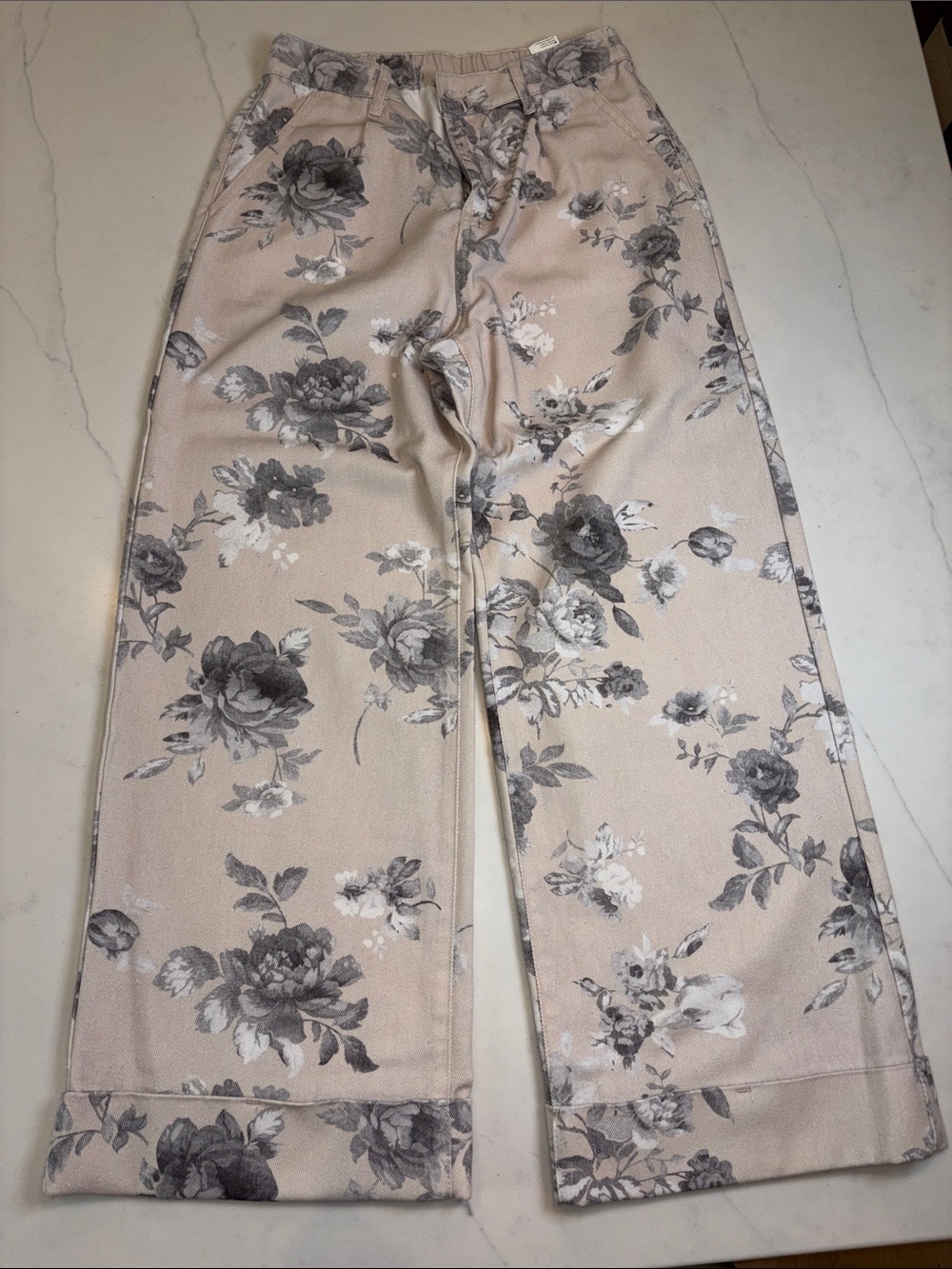 Floral Wide-Leg Pants in Cream, white and Gray